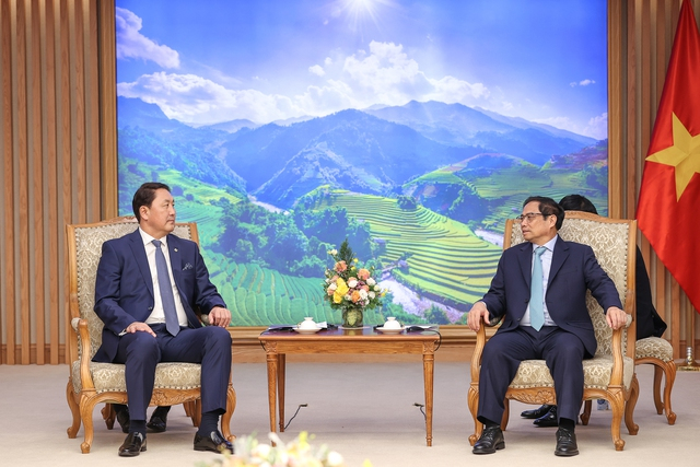 Thủ tướng Phạm Minh Chính tiếp Bộ trưởng Quốc phòng Mông Cổ -0