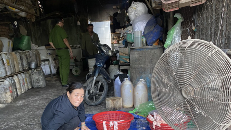 Phát hiện 1.300 lít mỡ lợn bẩn trong cơ sở chế biến chui  -0