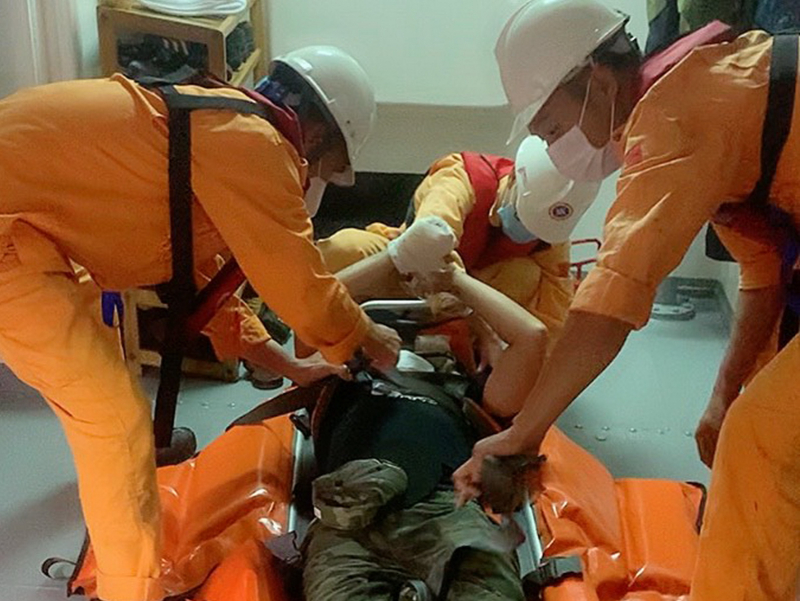 Vượt sóng gió xuyên đêm, cứu nạn thủy thủ nước ngoài  -0