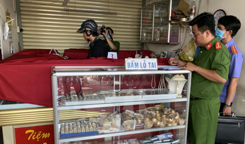 Bắt cặp đôi trộm gần 8,5 kg trang sức bằng bạc -0