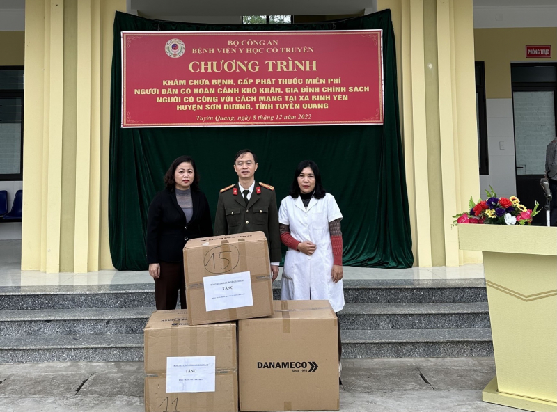 Bệnh viện 19-8 và Bệnh viện Y học cổ truyền Bộ Công an về xã nghèo khám bệnh miễn phí cho người dân. -0