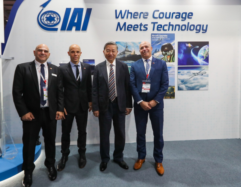 Bộ trưởng Tô Lâm tham quan một số gian hàng tại Triển lãm quốc phòng quốc tế Việt Nam 2022 -0