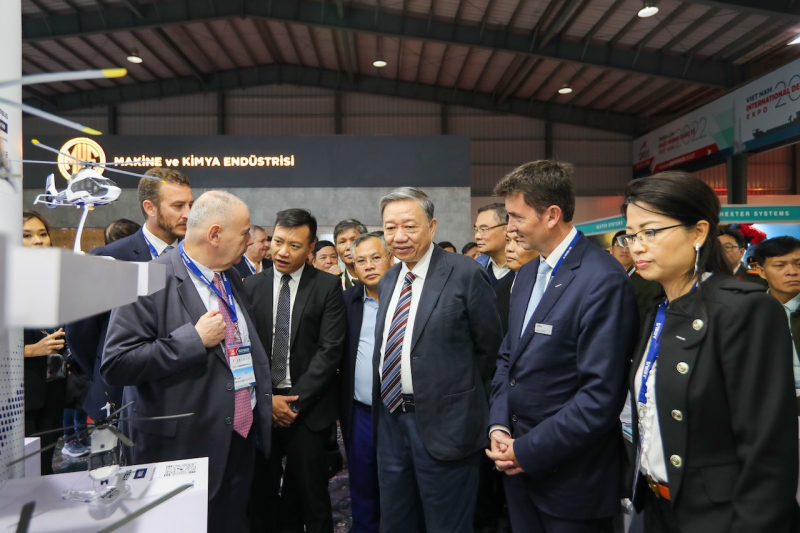 Bộ trưởng Tô Lâm tham quan một số gian hàng tại Triển lãm quốc phòng quốc tế Việt Nam 2022 -0