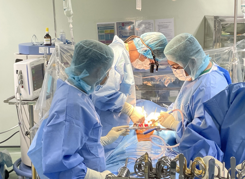 Cứu sống bệnh nhân người Campuchia bị u nhầy nhĩ trái nguy kịch  -0