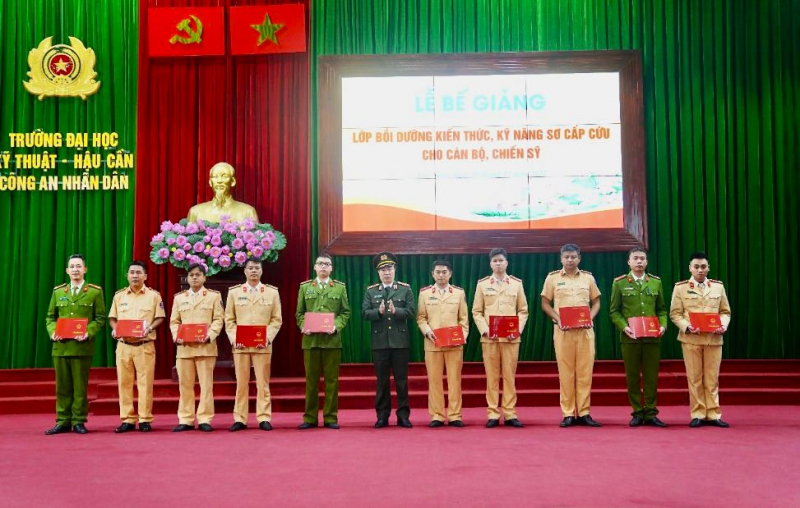 Bế giảng lớp bồi dưỡng kiến thức, kỹ năng sơ cấp cứu cho cán bộ, chiến sĩ CAND- Khoá I -0