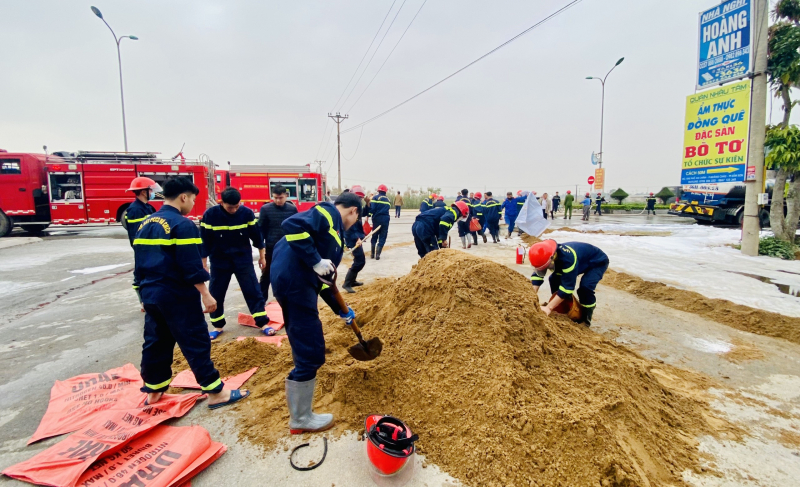 Hàng chục chiến sỹ khống chế kịp thời đám cháy xe bồn chở dầu -0