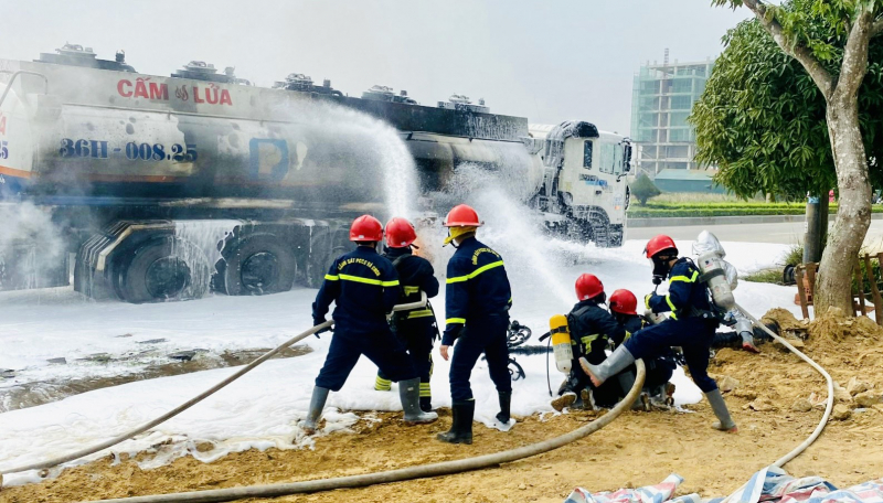 Hàng chục chiến sỹ khống chế kịp thời đám cháy xe bồn chở dầu -0