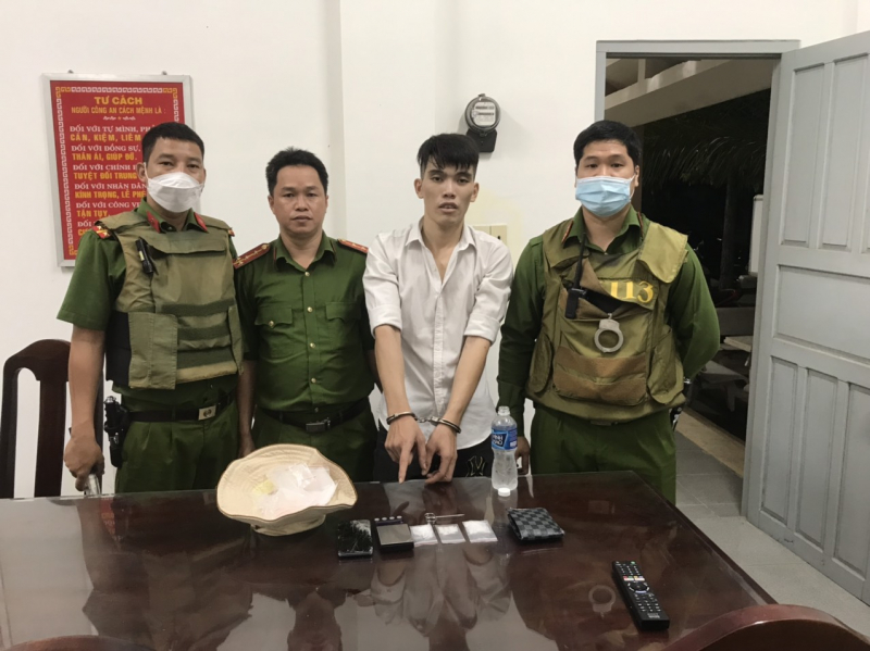 Vứt ma túy để phi tang khi gặp Cảnh sát 113 -0