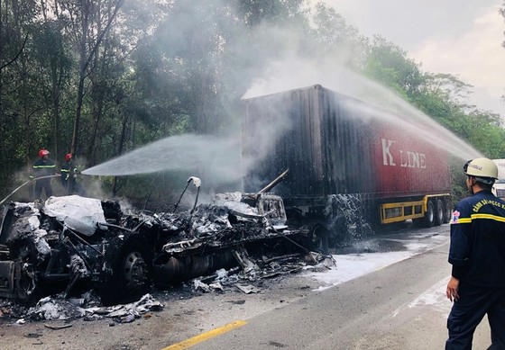 Xe đầu kéo đang lưu thông bỗng dưng bốc cháy dữ dội  -0