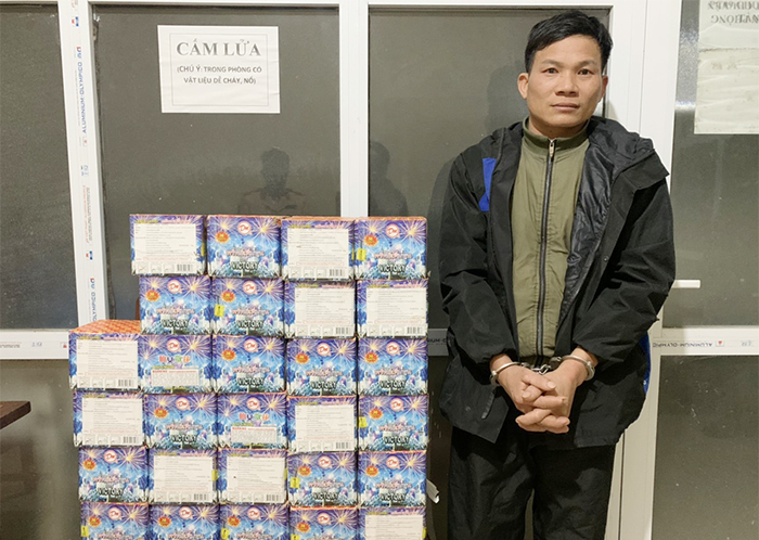 Bắt đối tượng tàng trữ, vận chuyển gần 50 kg pháo nổ trái phép -0