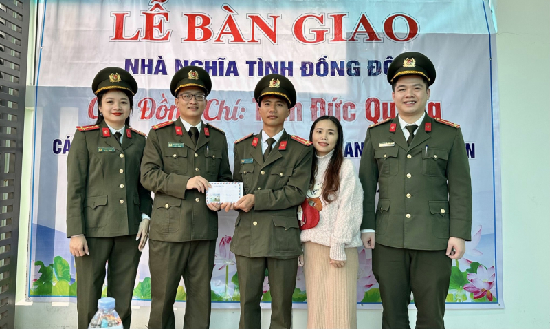 Bàn giao “Nhà nghĩa tình đồng đội” cho thượng uý Trần Đức Quang -0