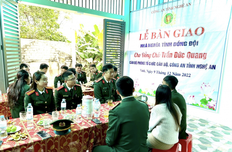 Bàn giao “Nhà nghĩa tình đồng đội” cho thượng uý Trần Đức Quang -0