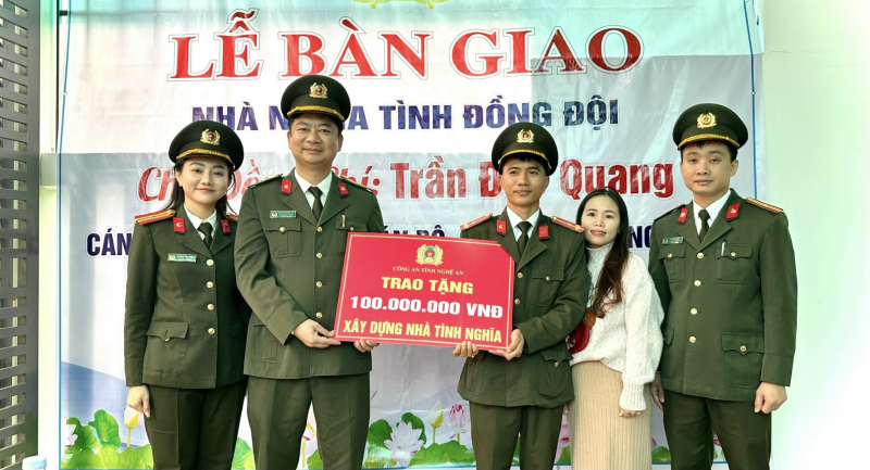 Bàn giao “Nhà nghĩa tình đồng đội” cho thượng uý Trần Đức Quang -0