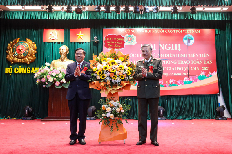 Biểu dương 139 điển hình tiên tiến người cao tuổi trong phong trào toàn dân bảo vệ ANTQ giai đoạn  2016-2021 -0