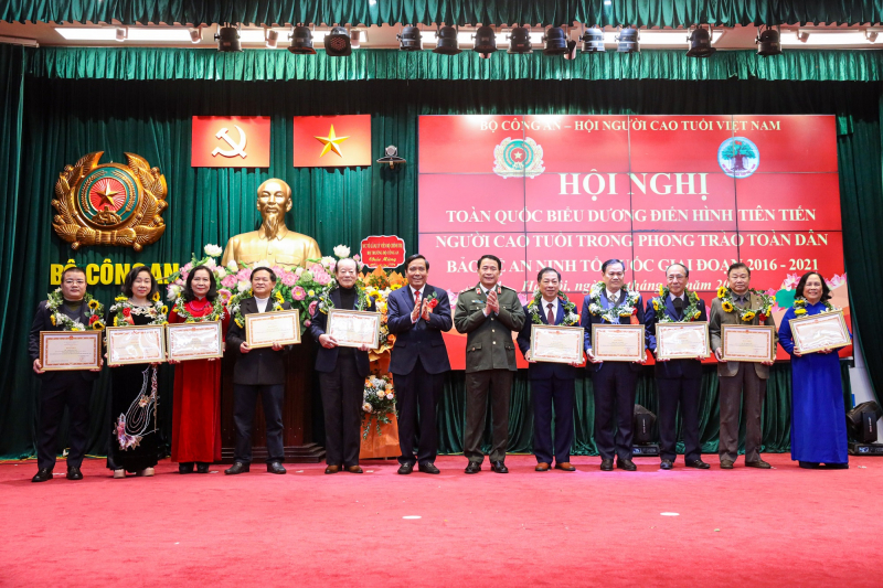 Biểu dương 139 điển hình tiên tiến người cao tuổi trong phong trào toàn dân bảo vệ ANTQ giai đoạn  2016-2021 -0