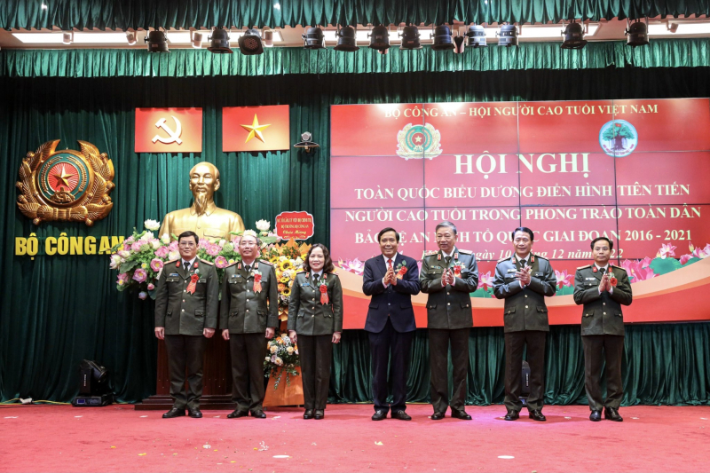 Biểu dương 139 điển hình tiên tiến người cao tuổi trong phong trào toàn dân bảo vệ ANTQ giai đoạn  2016-2021 -0