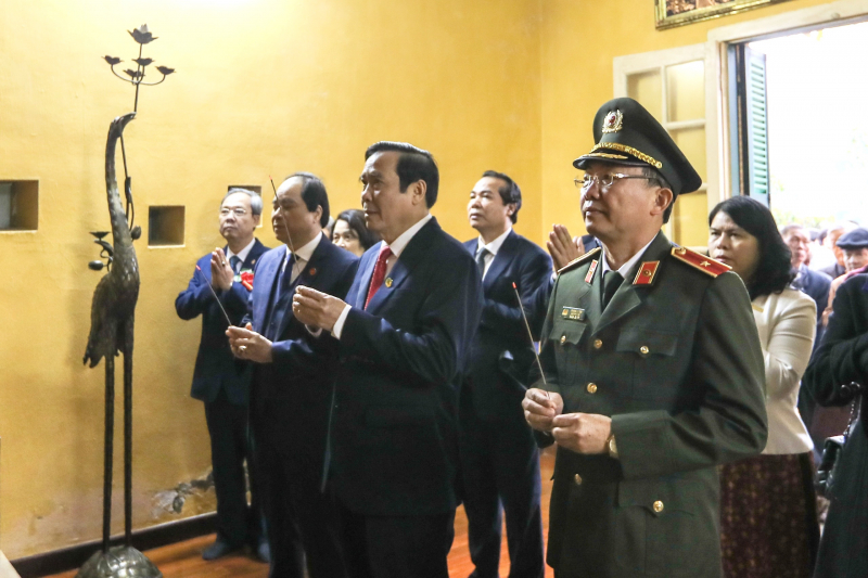 Đoàn đại biểu người cao tuổi điển hình tiên tiến  vào Lăng viếng Chủ tịch Hồ Chí Minh. -0