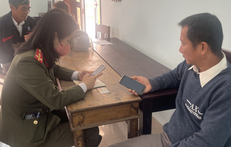 Công an tỉnh Thừa Thiên-Huế hướng dẫn cấp hộ chiếu qua ứng dụng VNEID -0