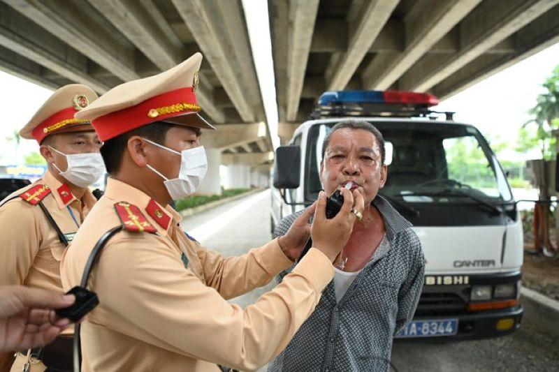 Giải pháp nào ngăn “ma men” lái xe dịp cuối năm? -0