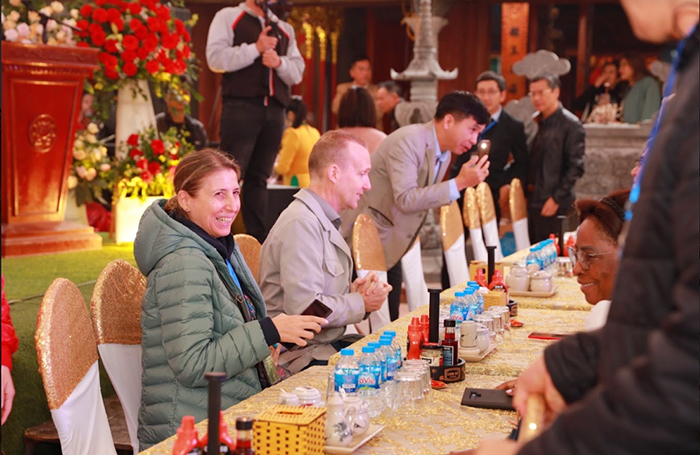 Nhiều thực khách trong và ngoài nước hồ hởi thưởng thức phở cùng tương ớt CHIN-SU -0