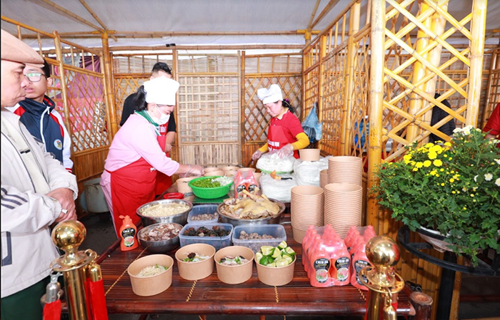 Nhiều thực khách trong và ngoài nước hồ hởi thưởng thức phở cùng tương ớt CHIN-SU -1