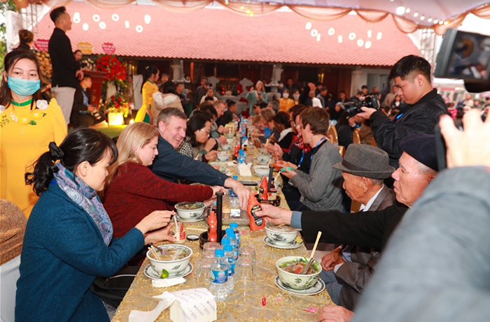 Nhiều thực khách trong và ngoài nước hồ hởi thưởng thức phở cùng tương ớt CHIN-SU -2