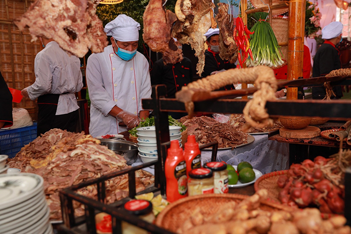 Nhiều thực khách trong và ngoài nước hồ hởi thưởng thức phở cùng tương ớt CHIN-SU -1