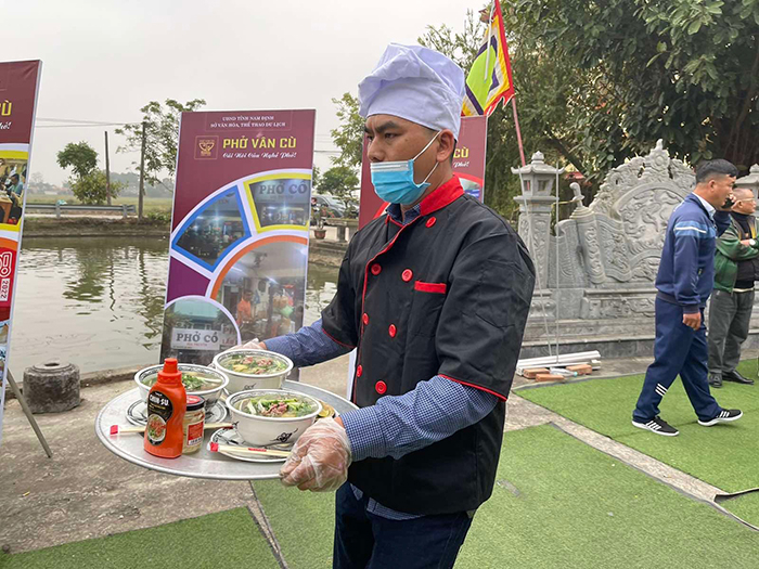 Nhiều thực khách trong và ngoài nước hồ hởi thưởng thức phở cùng tương ớt CHIN-SU -0