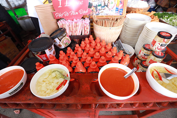 Nhiều thực khách trong và ngoài nước hồ hởi thưởng thức phở cùng tương ớt CHIN-SU -2