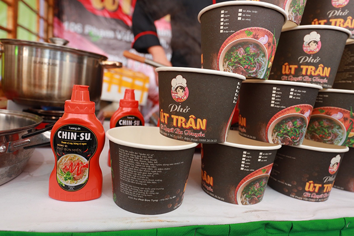 Nhiều thực khách trong và ngoài nước hồ hởi thưởng thức phở cùng tương ớt CHIN-SU -3