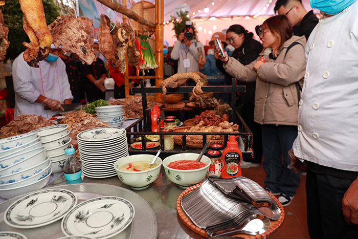 Nhiều thực khách trong và ngoài nước hồ hởi thưởng thức phở cùng tương ớt CHIN-SU -5