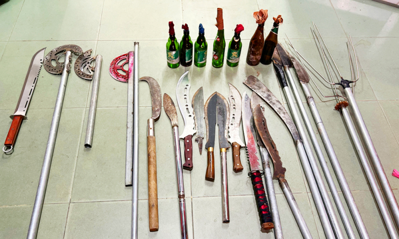 Kịp thời ngăn chặn 2 nhóm thanh thiếu niên hỗn chiến bằng hung khí và bom xăng -0