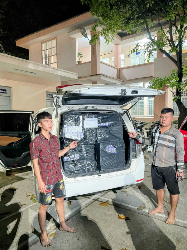 Khen thưởng lực lượng bắt giữ hai đối tượng vận chuyển 15.000 bao thuốc lá lậu -0