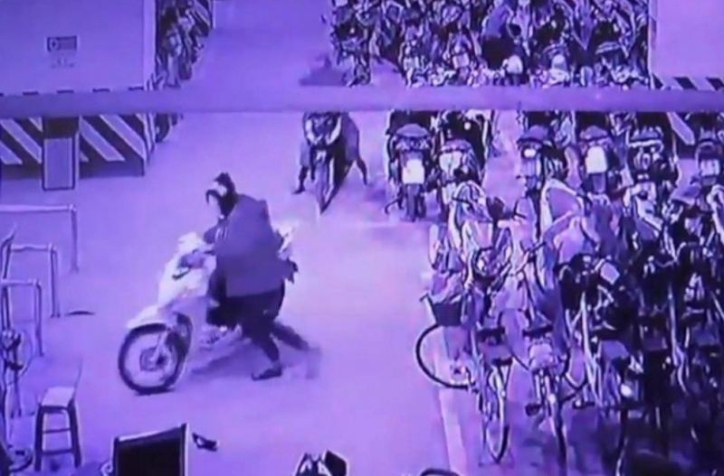 Đã xác định nhóm thiếu niên mặc đồng phục học sinh, vào tầng hầm chung cư trộm xe máy  -0