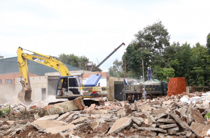 Đập công trình xây dựng trái phép, sao chỉ “chọn dân”? -0