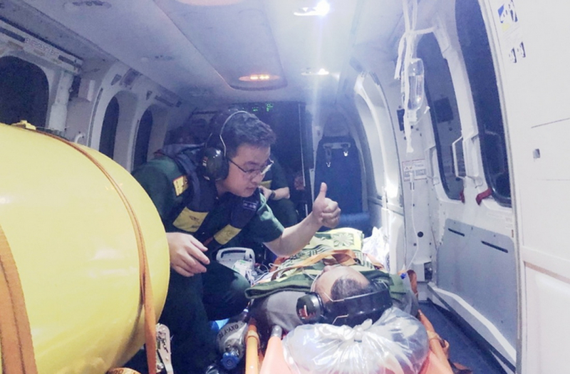 Điều trực thăng bay xuyên đêm ra Trường Sa đưa ngư dân đột quỵ não về đất liền -0