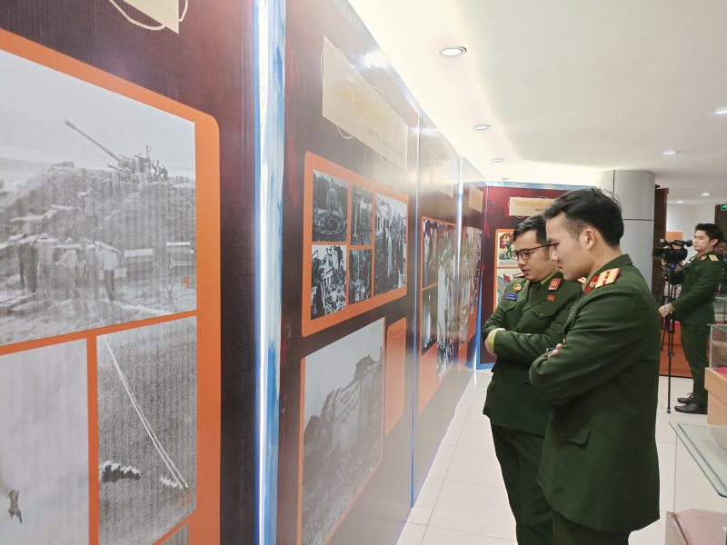 Trưng bày và triển lãm: Báo chí xung trận “Hà Nội – Điện Biên Phủ trên không” -0