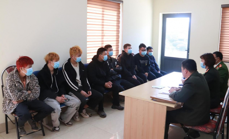 Tài xế taxi đưa 7 người Trung Quốc lên Sơn La với giá 7 triệu đồng -0