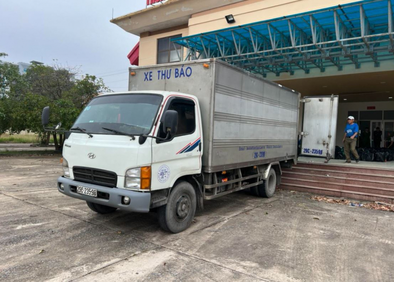 Xe thư báo vận chuyển 2.094 chai rượu ngoại “không giấy tờ” -0