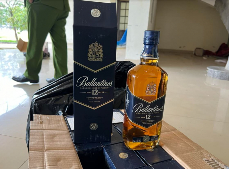 Xe thư báo vận chuyển 2.094 chai rượu ngoại “không giấy tờ” -1