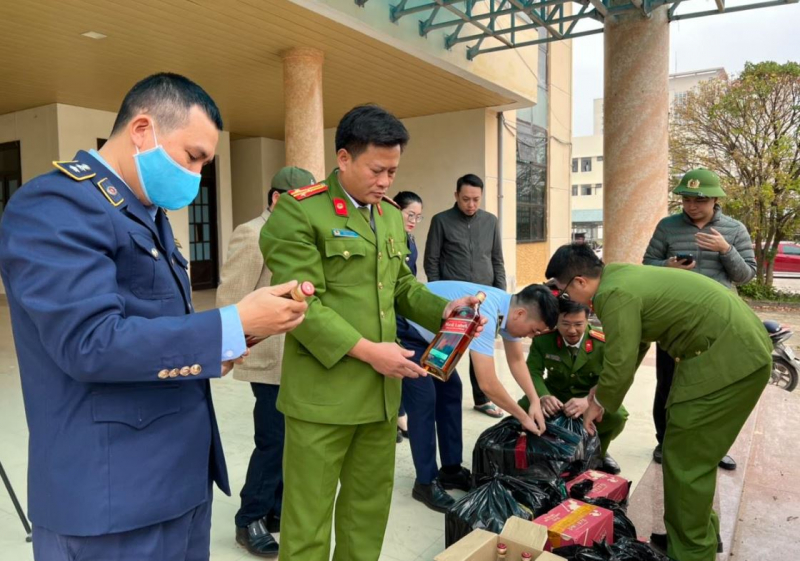 Xe thư báo vận chuyển 2.094 chai rượu ngoại “không giấy tờ” -2