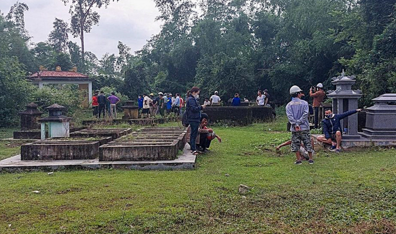 Phát hiện thi thể người đàn ông đang phân hủy giữa khu mồ mả -0