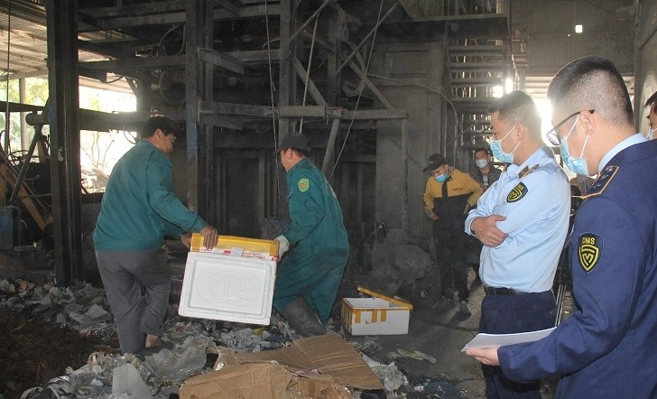 Xử phạt 02 chủ hộ và tiêu hủy toàn bộ lô mỹ phẩm trái phép -0