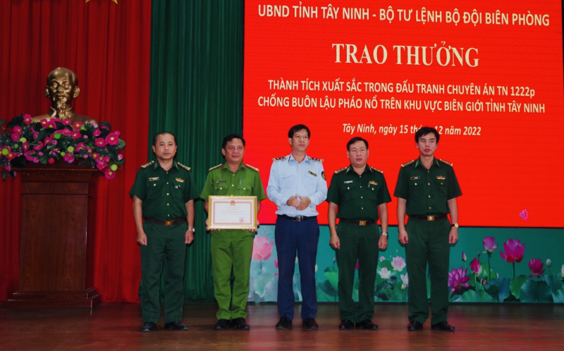 Trao thưởng đột xuất cho ban chuyên án chống buôn lậu pháo nổ khu vực biên giới -0