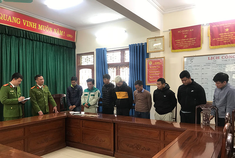 Bắt quả tang 8 đối tượng đánh bạc bằng hình thức xóc đĩa -0