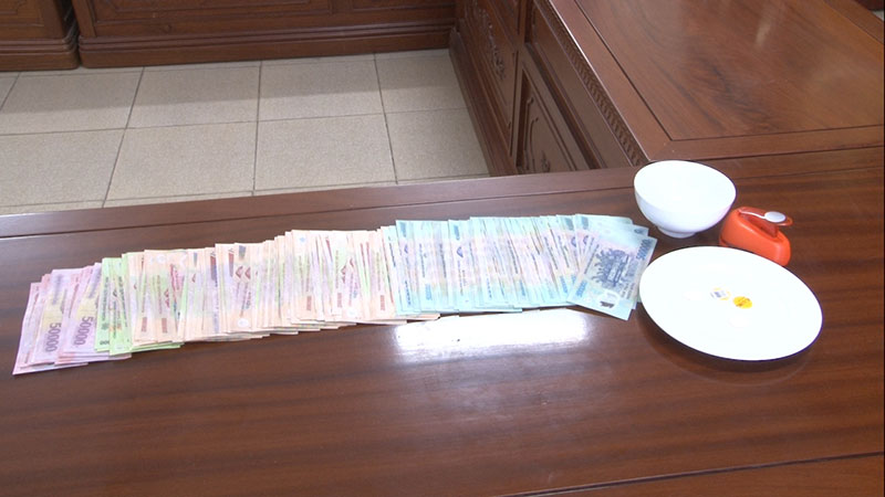 Bắt quả tang 8 đối tượng đánh bạc bằng hình thức xóc đĩa -1