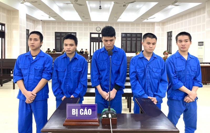 Bị đánh “toác đầu” vì hôn tay nữ nhân viên phục vụ -0