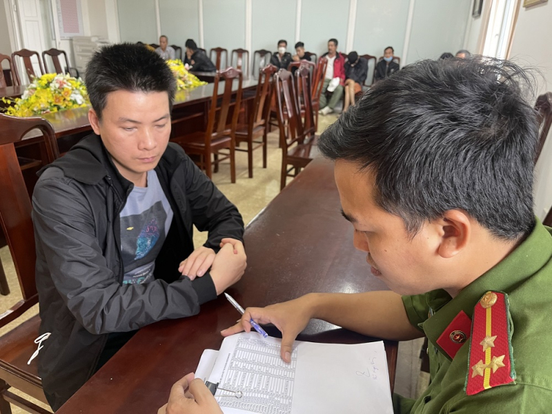 “Núp bóng” quán cà phê để tổ chức cá độ bóng đá -0