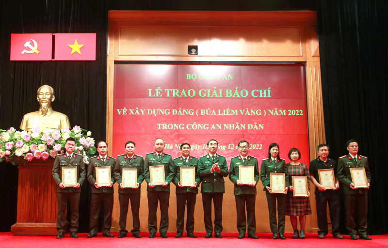 Tổng kết công tác đảng và trao Giải Búa Liềm Vàng trong CAND năm 2022 -1