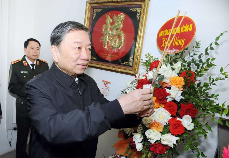Lãnh đạo Bộ Công an thắp hương tưởng nhớ cố Thứ trưởng Nguyễn Minh Tiến -0